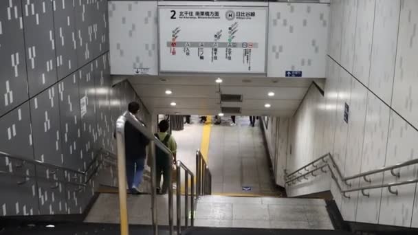 Tokio Japan November 2023 Pendler Steigen Tokios Bahn Station Eine — Stockvideo