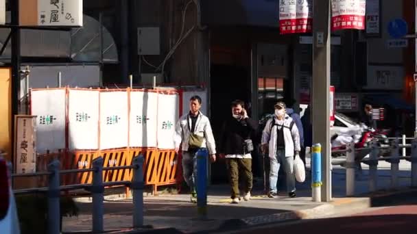 Токио Япония Ноября 2023 Года Пешеходы Проходят Мимо Строительной Площадки — стоковое видео