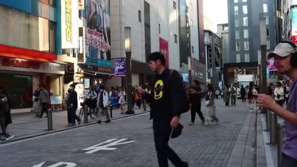 Tokio Japón Noviembre 2023 Peatones Fotógrafos Una Concurrida Calle Tokio — Vídeos de Stock