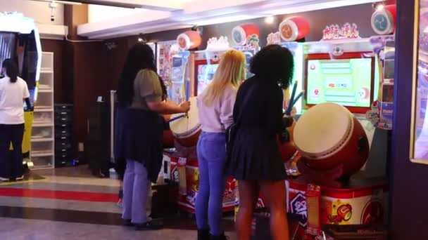 Τόκιο Ιαπωνία Νοεμβρίου 2023 Άνθρωποι Που Παίζουν Arcade Drumming Παιχνίδι — Αρχείο Βίντεο