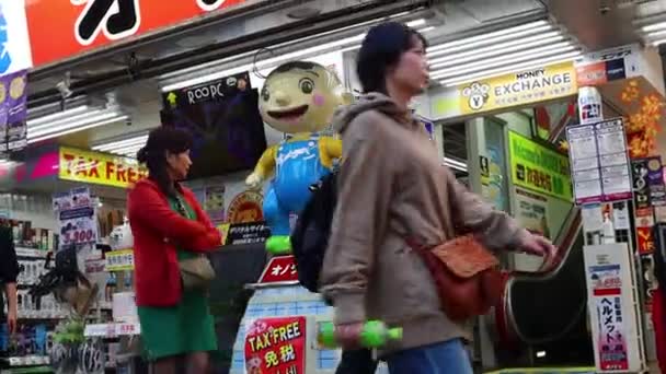 Tokyo Japan November 2023 Turist Med Karaktärsballong Valutaväxling Tokyo — Stockvideo
