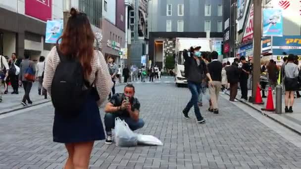 Tokyo Japan November 2023 Jonge Vrouw Loopt Met Groot Pluche — Stockvideo