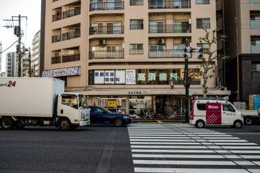 Tokyo, Japonya, 27 Kasım 2023: Apartman Binaları ile Şehir Yolunda Teslimat Kamyoneti