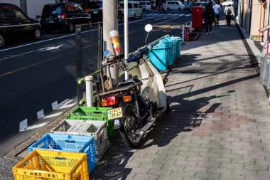Tokyo, Japonya, 27 Kasım 2023: Şehir Kaldırımında Teslimat Sandıklarıyla Dolu Motosiklet