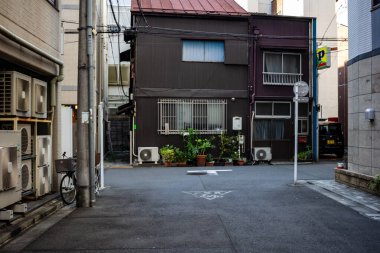 Tokyo, Japonya, 27 Kasım 2023: Konut ve Saksı Tesisleri ile Dar Sokak