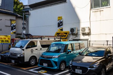 Tokyo, Japonya, 27 Kasım 2023: City Street 'te park edilmiş araçlar