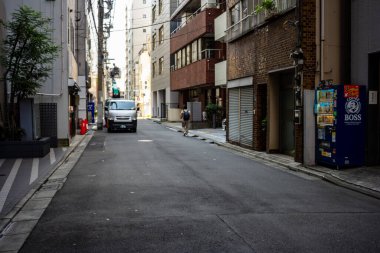 Tokyo, Japonya, 27 Kasım 2023: Teslimat Minibüsü ve Otomatlı Sessiz Şehir Caddesi