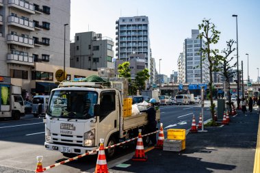 Tokyo, Japonya, 27 Kasım 2023: Kamyon Trafik Konileriyle Şehir Caddesinde Park Edildi