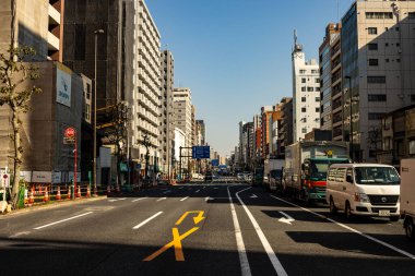 Tokyo, Japonya, 27 Kasım 2023: Araçları ve yaya geçitleri olan şehir yolu