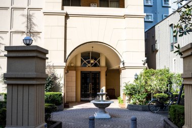 Tokyo, Japonya, 27 Ekim 2023: Çeşme ve Paved Avlusu ile Zarif İnşaat Girişi