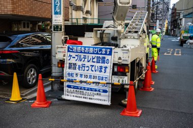 Tokyo, Japonya, 27 Ekim 2023: Yol Kenarı İnşaat Uyarı İşareti