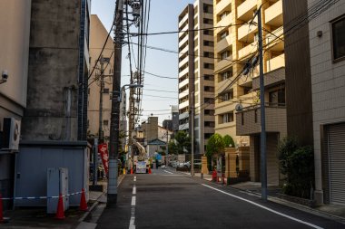 Tokyo, Japonya, 27 Ekim 2023: Koni ve Apartman Binaları ile Boş Şehir Yolu