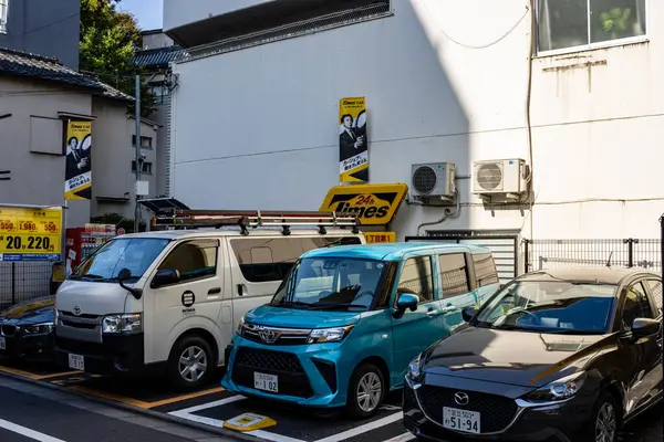 Tokyo, Japonya, 27 Kasım 2023: City Street 'te park edilmiş araçlar