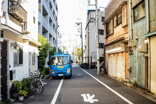 Tokyo, Japonya, 27 Kasım 2023: Küçük Mavi Kamyon Dar Bir Geçitten Geçiyor