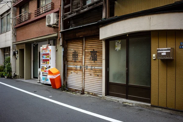 2023年11月27日 日本东京 安静住宅街的自动售货机 — 图库照片