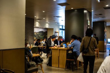 Tokyo, Japonya, 27 Ekim 2023: Müşteriler Bir Kahve Dükkanında Yemek Yiyecekler