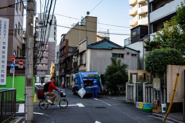 Tokyo, Japonya, 27 Ekim 2023: Urban Street Corner 'da bisikletçi