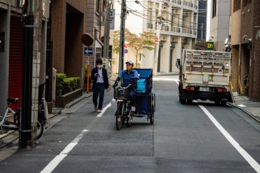 Tokyo, Japonya, 27 Ekim 2023: Şehir Caddesinde Teslimat İşçisi Bisikleti