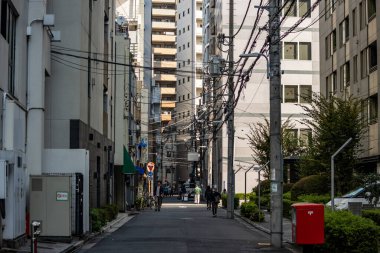 Tokyo, Japonya, 27 Ekim 2023: Dar Şehir Yolu Bisikletçiler ve Elektrik Hatları