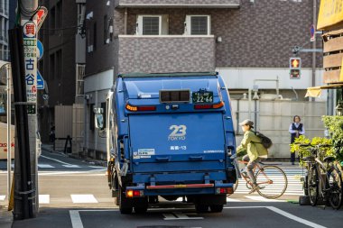 Tokyo, Japonya, 27 Ekim 2023: Kentsel Ayarlardaki Çöp Kamyonu Arka Görünümü