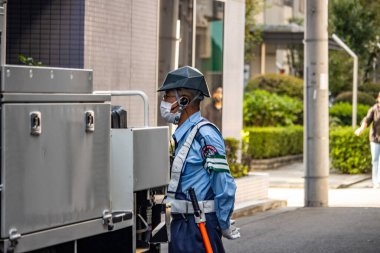 Tokyo, Japonya, 27 Ekim 2023: Şehir Caddesinde Elektrik Ekipmanı Güvenlik Görevlisi