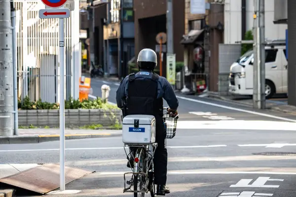 Tokyo, Japonya, 27 Ekim 2023: Kavşakta Bisikletli Teslimat Bekliyor