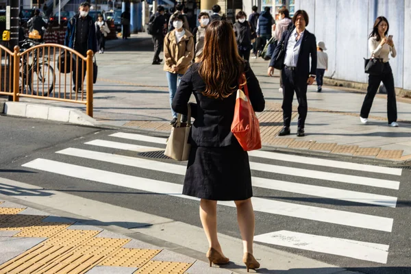 Tokyo, Japonya, 27 Ekim 2023: Yoğun Kesişen Kadın