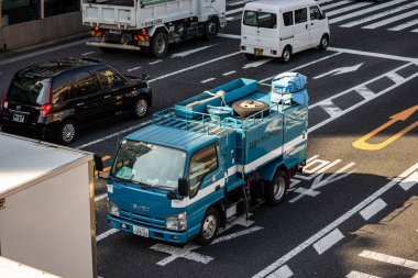 Tokyo, Japonya, 27 Ekim 2023: Şehir trafiğinde yol alan kargo kamyonları