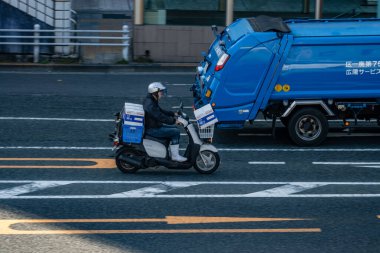 Tokyo, Japonya, 27 Ekim 2023: Kargo taşıyan motosikletli şehir trafiği