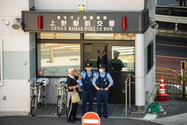 Tokyo, Japonya, 27 Ekim 2023: Ueno Polis Kutusu 'nda görevliler