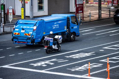 Tokyo, Japonya, 27 Ekim 2023: Hijyenik araç ve dağıtım motosikleti