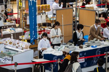 Tokyo, Japonya, 27 Ekim 2023: Ueno İstasyonu 'nda müşteriler ve satıcılarla dolu bir pazar yeri