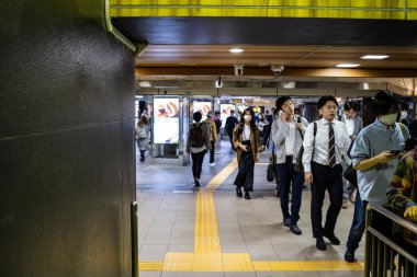 Tokyo, Japonya, 27 Ekim 2023: Ueno İstasyonu 'nda yolcularla dolu koridor