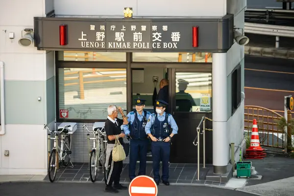 Tokyo, Japonya, 27 Ekim 2023: Ueno Polis Kutusu 'nda görevliler