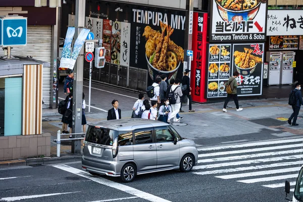 Tokyo Japan October 2023 Pedestrians Tempura Miyuki Restaurant Urban Setting — Stock Photo, Image