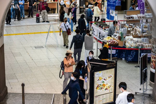 2023年10月27日 上野駅に多彩な店舗がある混雑したショッピングエリア — ストック写真