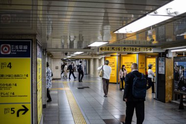 Tokyo, Japonya, 27 Ekim 2023: Asakusa Tren İstasyonu Girişi 'nde banliyö sakinleri