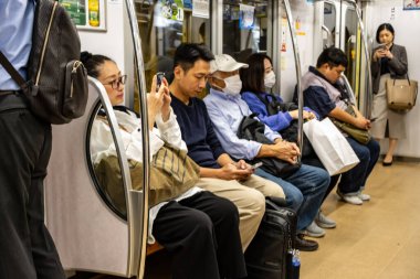 Tokyo, Japonya, 27 Ekim 2023: Tokyo Metro Treni yolcuları