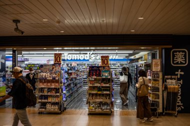 Tokyo, Japonya, 27 Ekim 2023: Tokyo Metro İstasyonundaki Market Girişi