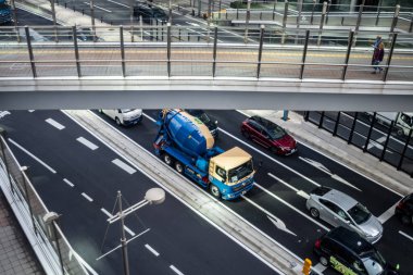 Tokyo, Japonya, 27 Ekim 2023: Şehir Çevresindeki Kamyon ve Arabalarla Yükseltilmiş Yol