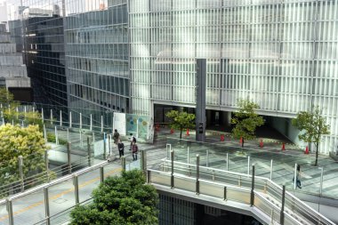 Tokyo, Japonya, 27 Ekim 2023: Walkway 'deki Cam İnşaat Cephesi