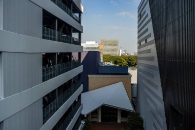 Tokyo, Japonya, 27 Ekim 2023: Kentsel Çevre ile Modern İnşaat Cephesi