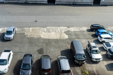 Tokyo, Japonya, 27 Ekim 2023: Çeşitli Arabalarla Otopark 'ın Havadan Görünümü