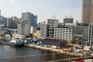 Tokyo, Japonya, 27 Ekim 2023: Vinçlerle ve İnşaatla Endüstriyel Rıhtım