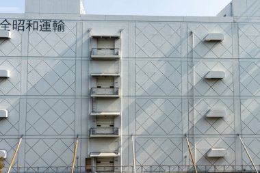 Tokyo, Japonya, 27 Ekim 2023: Tokyo 'da geometrik şekilli bir binanın modern mimari tasarımı