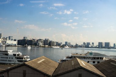 Yokohama, Japonya, 27 Ekim 2023: Tekneleri ve binaları olan liman kenti