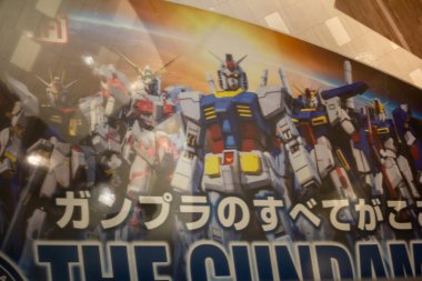 Tokyo, Japonya, 27 Ekim 2023: Gundam figürlerinin reklam posteri sergileniyor