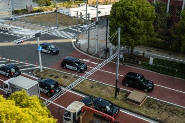 Tokyo, Japonya, 27 Ekim 2023: Yaya geçidi ve trafik kavşağı