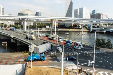 Tokyo, Japonya, 27 Ekim 2023: Nehir ve çoklu köprülü şehir manzarası