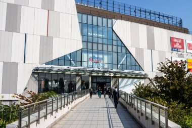 Tokyo, Japonya, 27 Ekim 2023: Tokyo 'da çeşitli mağaza tabelaları olan ticari bir binanın girişi